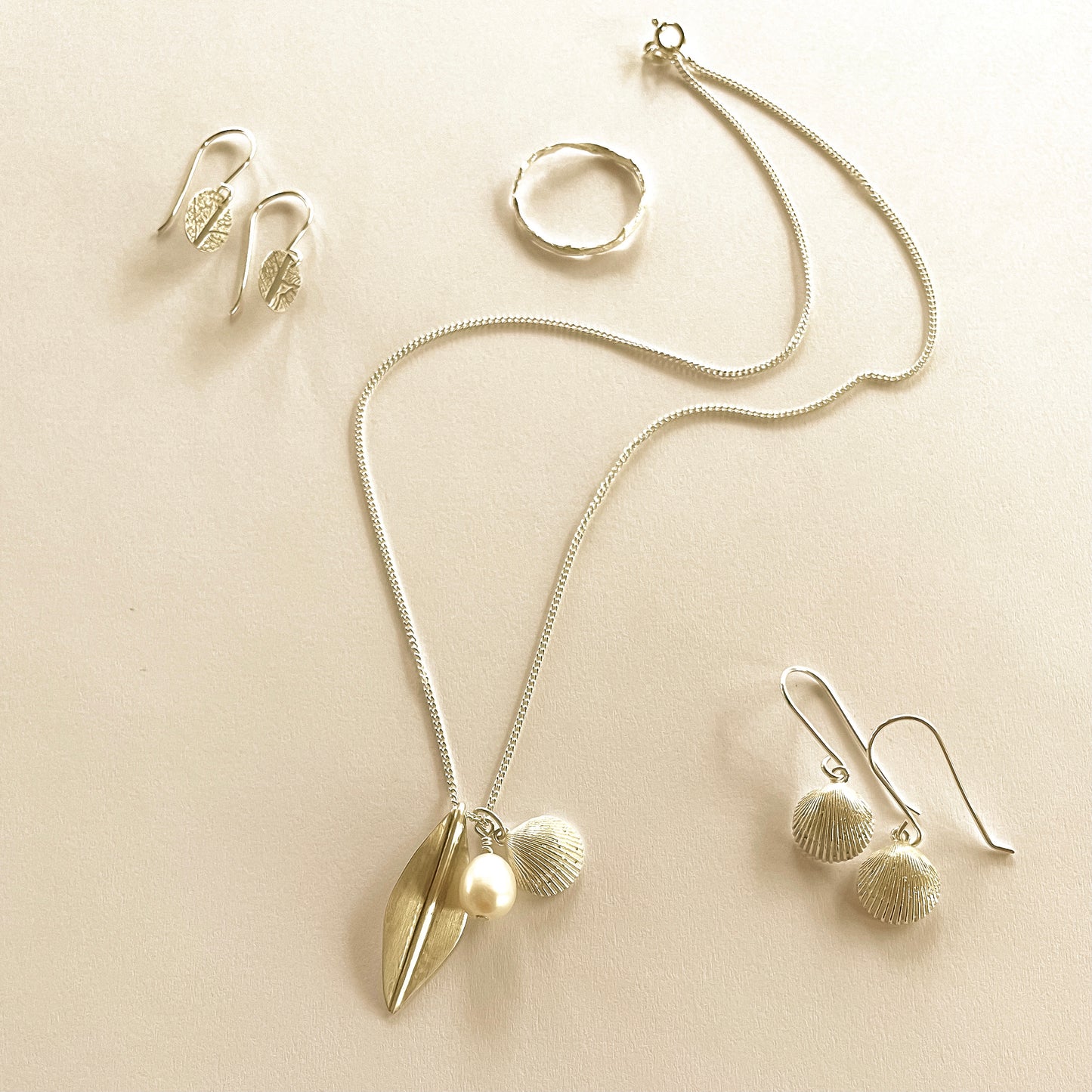 Trio-pearl-leaf-shell-necklace