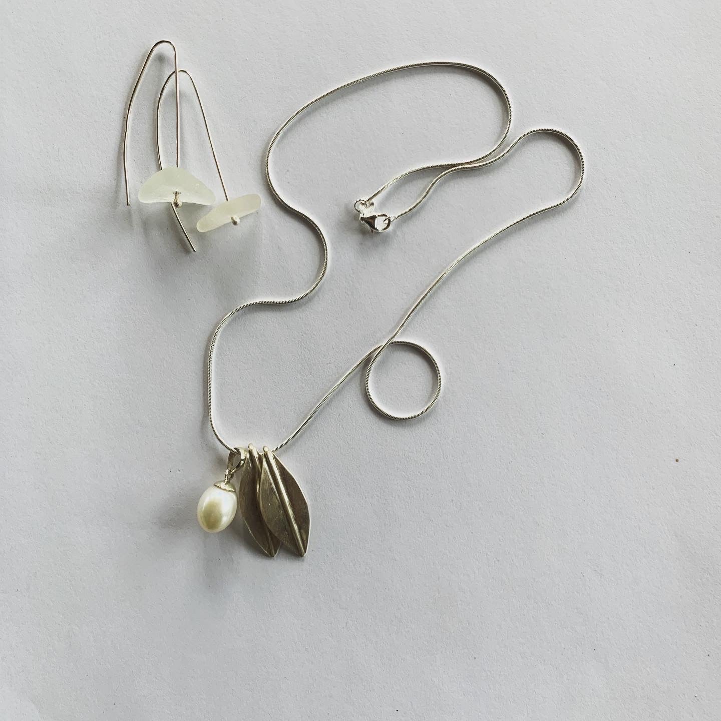 Handmade in silver our special, two leaf and white pearl pendant on sterling silver snake chain. Available on 45cm and 50cm snake chain. The charm of earthly delights, where forest and ocean meet, on the gorgeous snake chain🌿