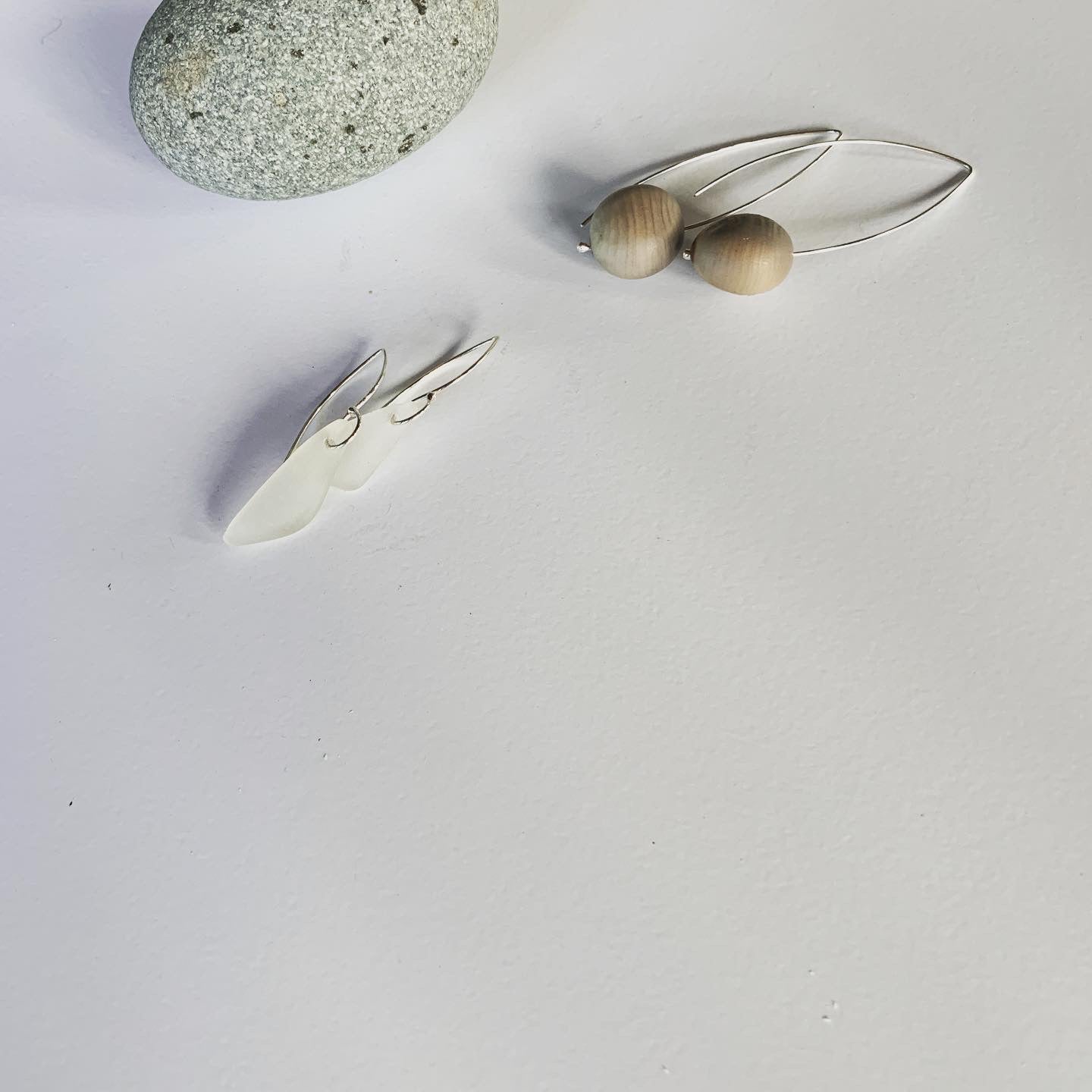 Clear sea glass hues on small wishbone ear hooks in sterling silver. Length 20mm small wishbone